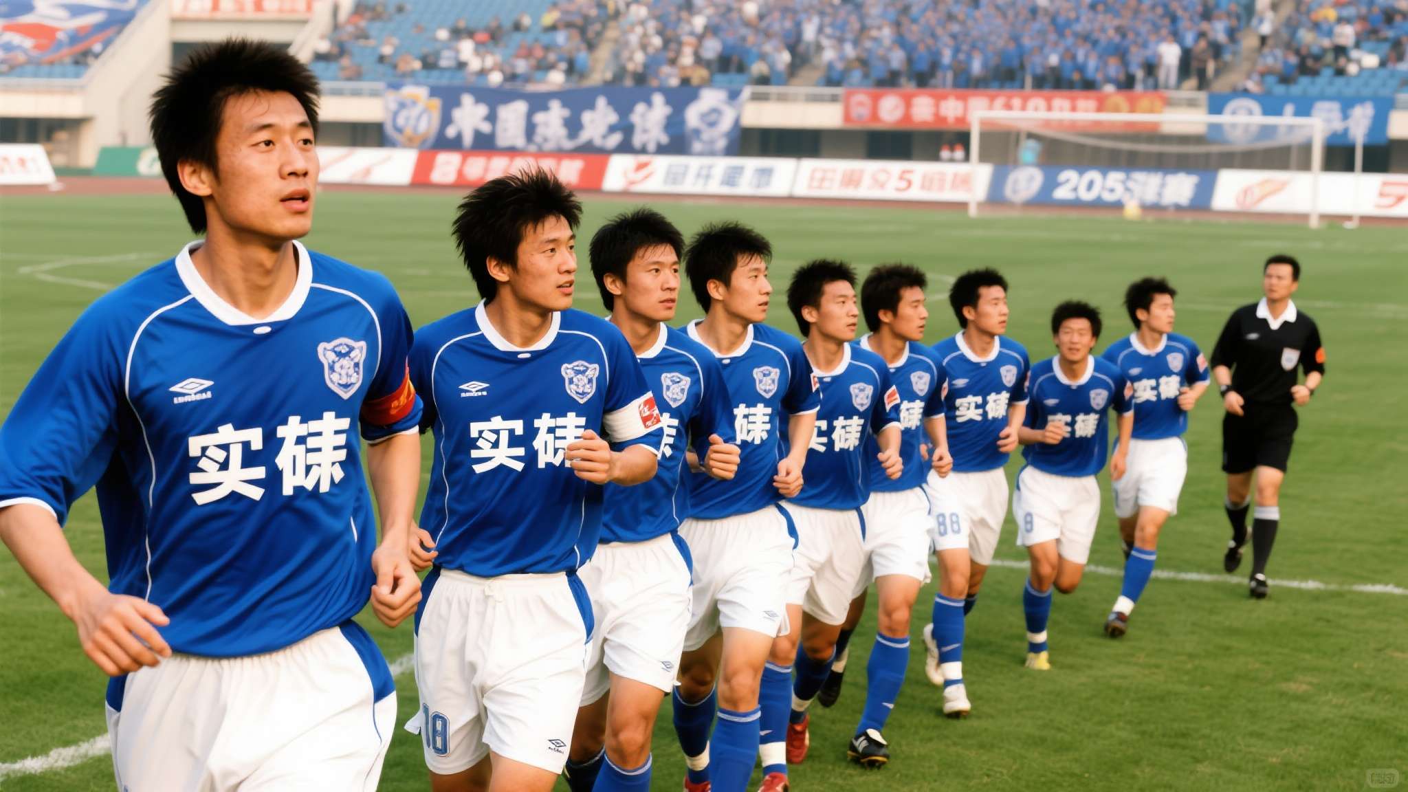 中超大连英博vs上海海港 彼时的实德,坐拥李明、郑智、肇俊哲等一批国脚级球员,阵容豪华程度在国内联赛中首屈